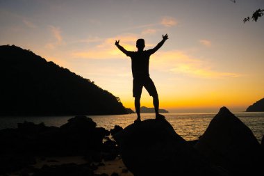 Özgürlük adamları, Tayland Surin 'de güzel bir adanın sahilindeki kayalıklarda duruyor..