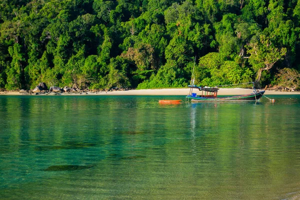 Barcos Conto Longo Bela Praia Mar Tropical Ilha Surin Tailândia — Fotografia de Stock