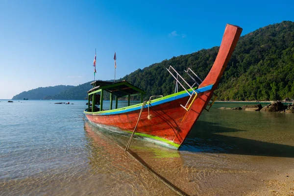 Barcos Conto Longo Bela Praia Mar Tropical Ilha Surin Tailândia — Fotografia de Stock