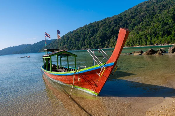 Barcos Conto Longo Bela Praia Mar Tropical Ilha Surin Tailândia — Fotografia de Stock