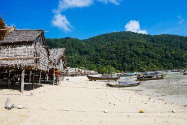 Tayland 'ın Surin Adaları' ndaki Mu Ko Surin Ulusal Parkı 'ndaki Koh Surin' deki Moken Deniz Çingene Köyü..
