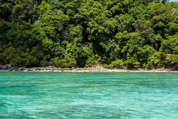 熱帯の島の海 スリン島 — ストック写真