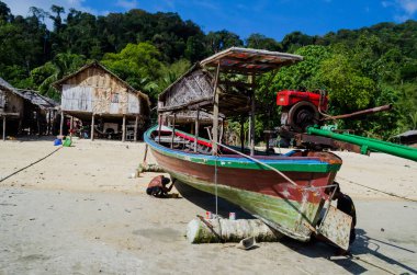 Surin Adaları, Phang Nga Eyaleti, Tayland - 15 Şubat 2020 Moken halkı teknelerini tamir ediyor..
