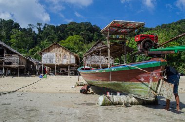 Surin Adaları, Phang Nga Eyaleti, Tayland - 15 Şubat 2020 Moken halkı teknelerini tamir ediyor..