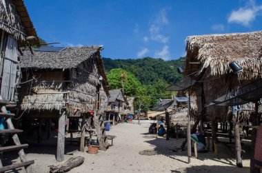 Surin Adaları, Phang Nga, Tayland - 3 Ocak 2016: Tayland Denizi çingenelerinin Moken Köyü ahşap evi. Balıkçı köyü Ko Surin Deniz Ulusal Parkı, Andaman Denizi, Kuzey Phuket.