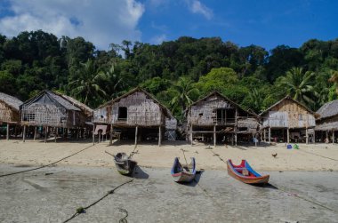 Tayland 'ın Surin Adaları' ndaki Mu Ko Surin Ulusal Parkı 'ndaki Koh Surin' deki Moken Deniz Çingene Köyü..
