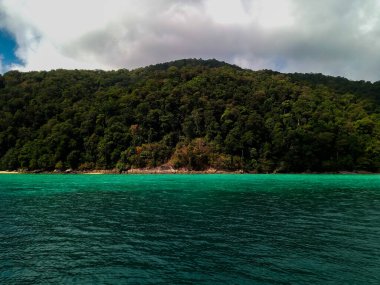 Plaj ve tropikal deniz, Surin Adası, Phang-Nga Eyaleti, Tayland.