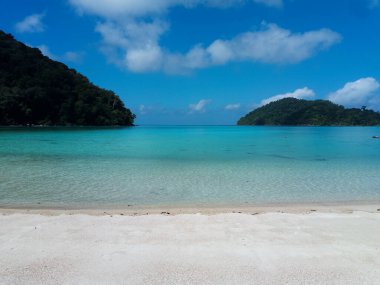 Plaj ve tropikal deniz, Surin Adası, Phang-Nga Eyaleti, Tayland.