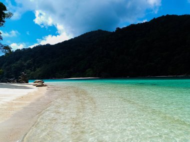 Plaj ve tropikal deniz, Surin Adası, Phang-Nga Eyaleti, Tayland.