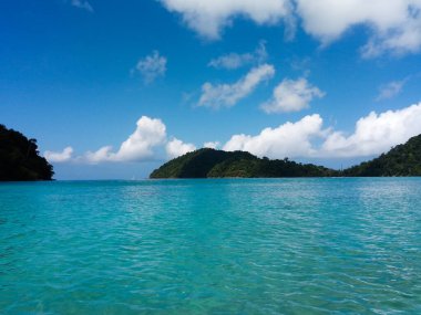 Plaj ve tropikal deniz, Surin Adası, Phang-Nga Eyaleti, Tayland.