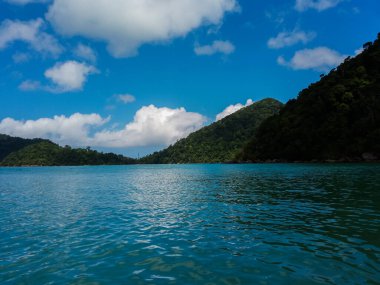 Plaj ve tropikal deniz, Surin Adası, Phang-Nga Eyaleti, Tayland.