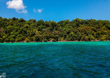 Plaj ve tropikal deniz, Surin Adası, Phang-Nga Eyaleti, Tayland.