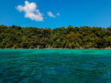 Plaj ve tropikal deniz, Surin Adası, Phang-Nga Eyaleti, Tayland.