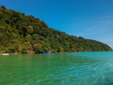 Plaj ve tropikal deniz, Surin Adası, Phang-Nga Eyaleti, Tayland.