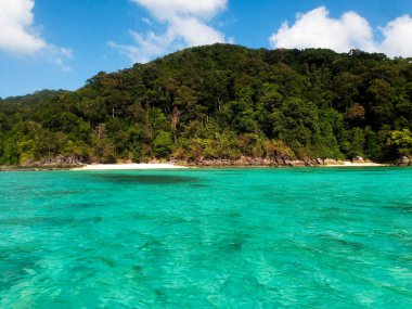 Plaj ve tropikal deniz, Surin Adası, Phang-Nga Eyaleti, Tayland.