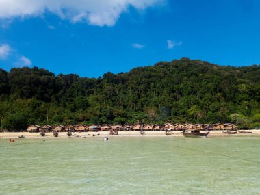 Surin Adaları, Phang Nga, Tayland - 3 Ocak 2016: Tayland Denizi çingenelerinin Moken Köyü ahşap evi. Balıkçı köyü Ko Surin Deniz Ulusal Parkı, Andaman Denizi, Kuzey Phuket.