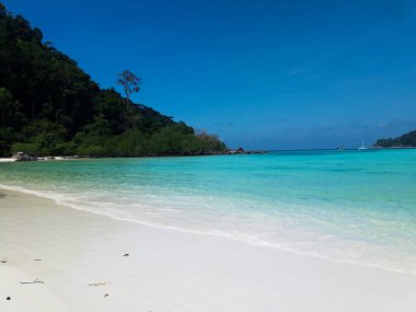 Plaj ve tropikal deniz, Surin Adası, Phang-Nga Eyaleti, Tayland.