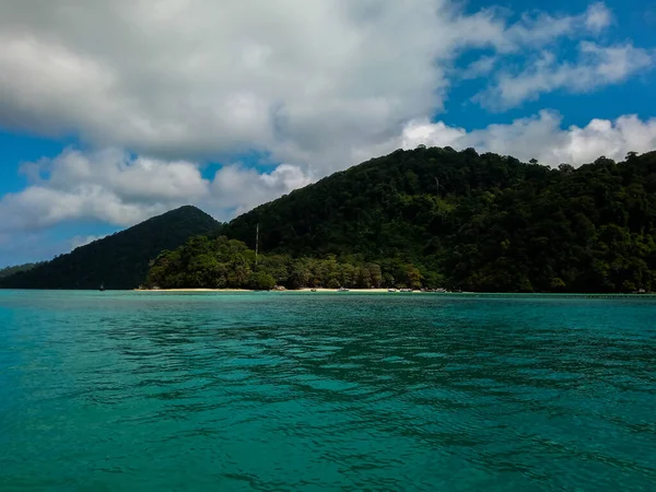 Plaj ve tropikal deniz, Surin Adası, Phang-Nga Eyaleti, Tayland.