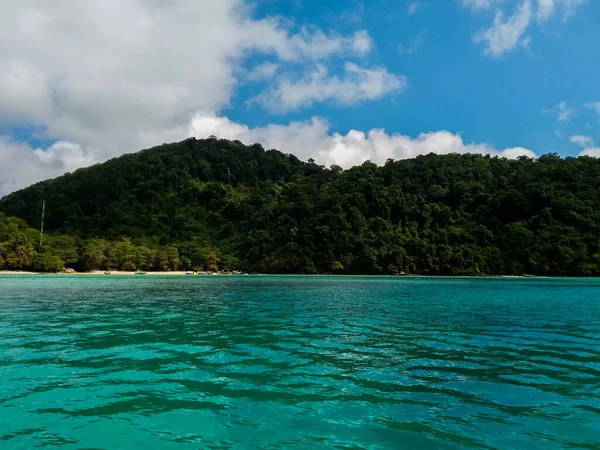 Plaj ve tropikal deniz, Surin Adası, Phang-Nga Eyaleti, Tayland.