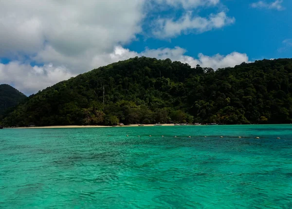 Plaj ve tropikal deniz, Surin Adası, Phang-Nga Eyaleti, Tayland.
