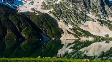 Arka planda Harmukh Dağı ve refleksli Nundkol Gölü