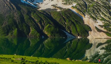 Arka planda Harmukh Dağı ve refleksli Nundkol Gölü