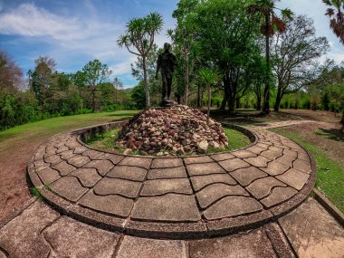 Huai Kha Khaeng Yaban Hayatı Tapınağı 'ndaki Seub Nakhasathien heykeli