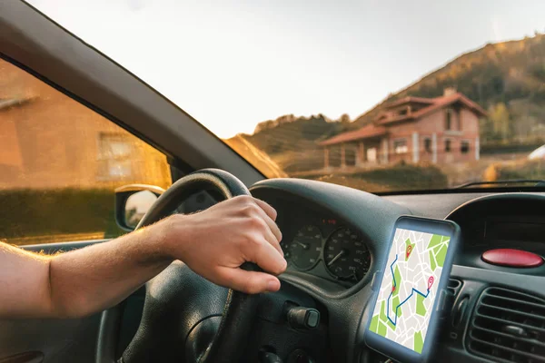Hombre usando su teléfono celular GPS en el coche — Foto de Stock