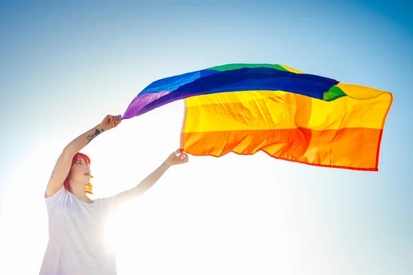 Mujer lesbiana con bandera de orgullo gay. Concepto LGBT — Foto de Stock