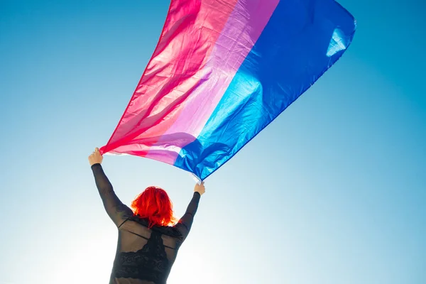 Vrouw Met Biseksuele Regenboogvlag Met Blauwe Lucht Achtergrond — Stockfoto
