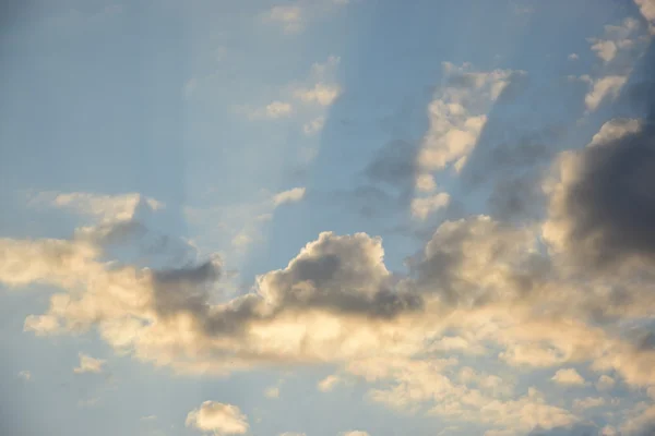 구름이 휘날리는 아름다운 — 스톡 사진