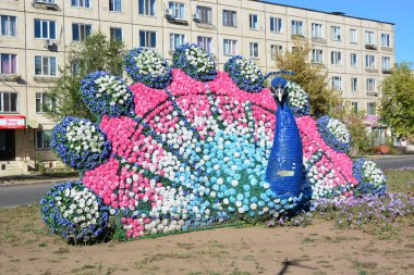 Astana (Nur-Sultan), Kazakistan 08.03.2016: Astana 'da (Nur-Sultan) tavus kuşunun yer aldığı modern heykel, Kazakistan' ın başkenti