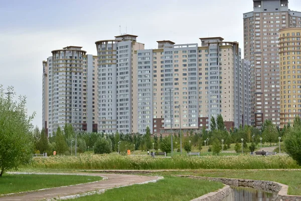 Astana, Kazakhstan - immeuble résidentiel moderne — Photo