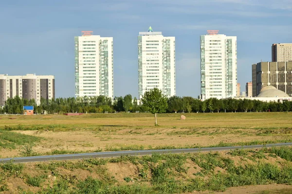 现代住宅建筑在哈萨克斯坦首都阿斯塔纳 — 图库照片