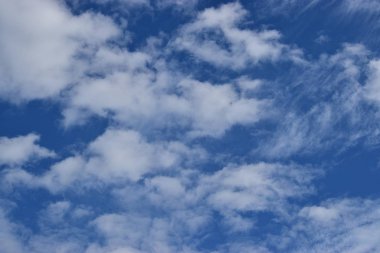 beyaz bulutlar, doğal arka plan ile mavi gökyüzü