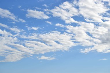 Mavi gökyüzü ve beyaz bulutlar