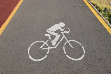 Beyaz arka planda bisiklet yolu işareti