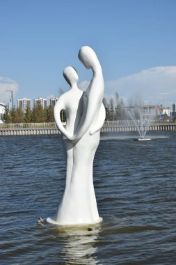Astana, Kazakistan, yaz 2017 - modern heykel bir anne ile çocuk şekil