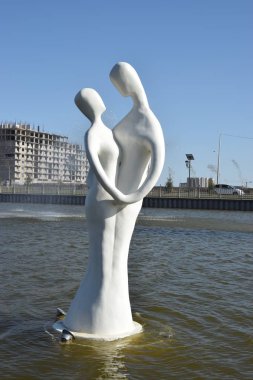 Astana, Kazakistan, yaz 2017 - modern heykel bir anne ile çocuk şekil