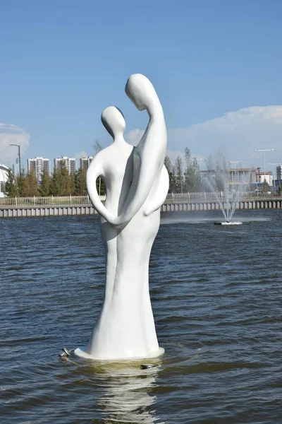 Astana, Kazakistan, yaz 2017 - modern heykel bir anne ile çocuk şekil