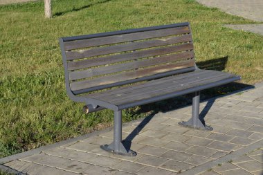 Parktaki boş ahşap bank.