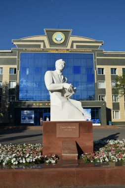 Astana (Nur-Sultan), Kazakistan - Kazakistan 'ın başkenti Astana' da büyük Kazak şair SAKEN SEIFULLIN anıtı