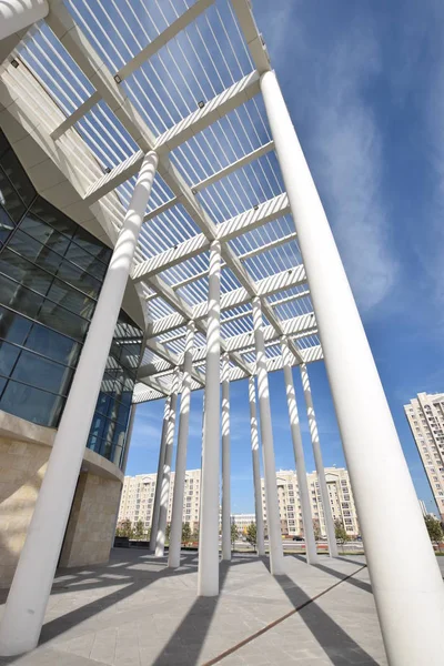 Astana (Nur-Sultan), Kazakistan - Astana 'daki Bale Akademisi' nin (Nur-Sultan) ön sütunları, Kazakistan 'ın başkenti