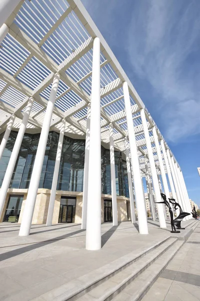 Astana (Nur-Sultan), Kazakistan - Astana 'daki Bale Akademisi' nin (Nur-Sultan) ön sütunları, Kazakistan 'ın başkenti