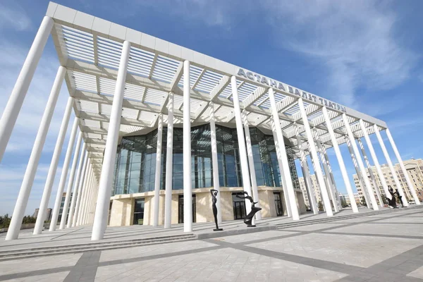 Astana (Nur-Sultan), Kazakistan - Astana 'daki Bale Akademisi' nin (Nur-Sultan) ön sütunları, Kazakistan 'ın başkenti
