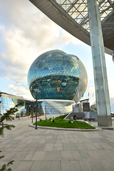 Astana, Kazakhstan, 2017, 27 juli - zicht op de tentoonstelling van Expo — Stockfoto