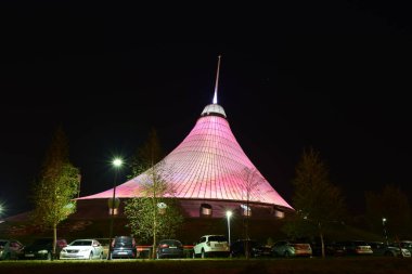 Astana, yaz 2017 - Han Shatyr kubbe gece görünümü