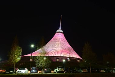 Astana, yaz 2017 - Han Shatyr kubbe gece görünümü