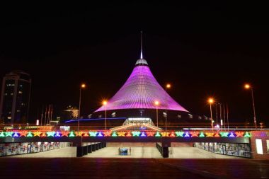 Astana, yaz 2017 - Han Shatyr kubbe gece görünümü
