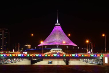 Astana, yaz 2017 - Han Shatyr kubbe gece görünümü